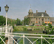 805774 Gezicht op de Rijksmunt (Leidseweg 90) te Utrecht met op de voorgrond het Merwedekanaal en links de Muntbrug.